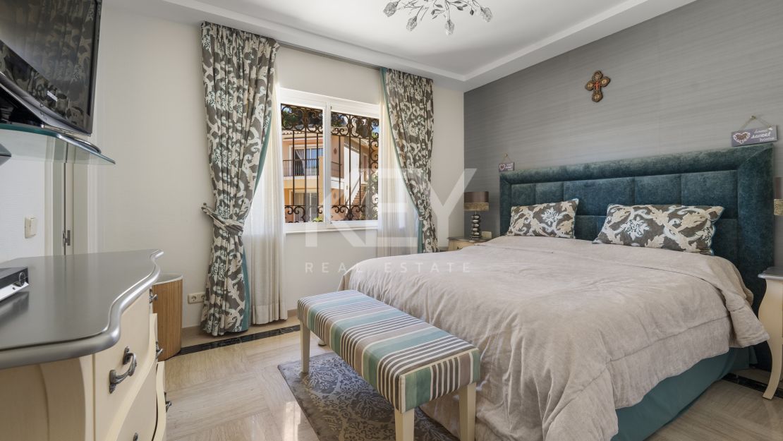 Beachside Luxury Seafront Villa with Montain Viewsin Benamara, Estepona