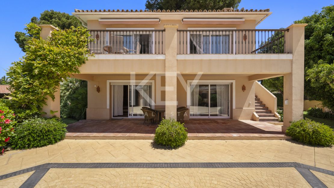 Beachside Luxury Seafront Villa with Montain Viewsin Benamara, Estepona