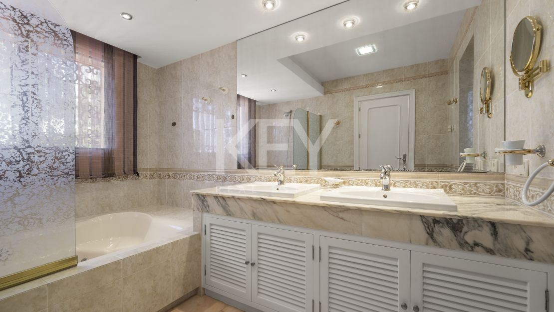 Beachside Luxury Seafront Villa with Montain Viewsin Benamara, Estepona