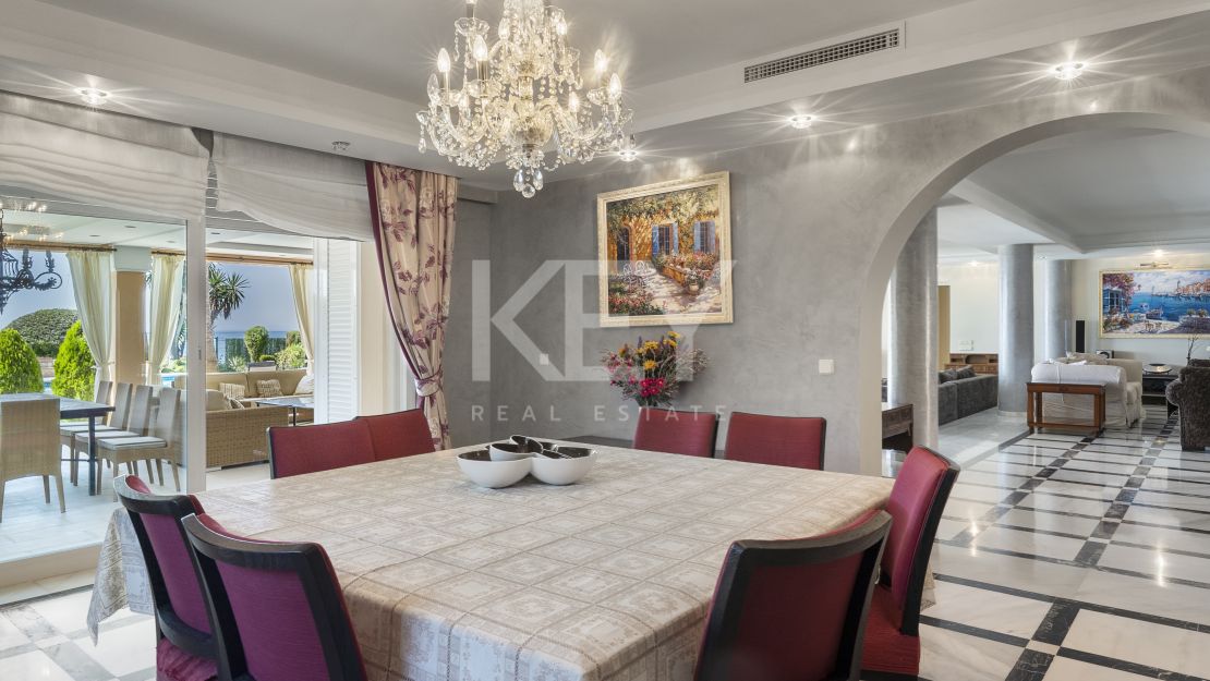 Beachside Luxury Seafront Villa with Montain Viewsin Benamara, Estepona