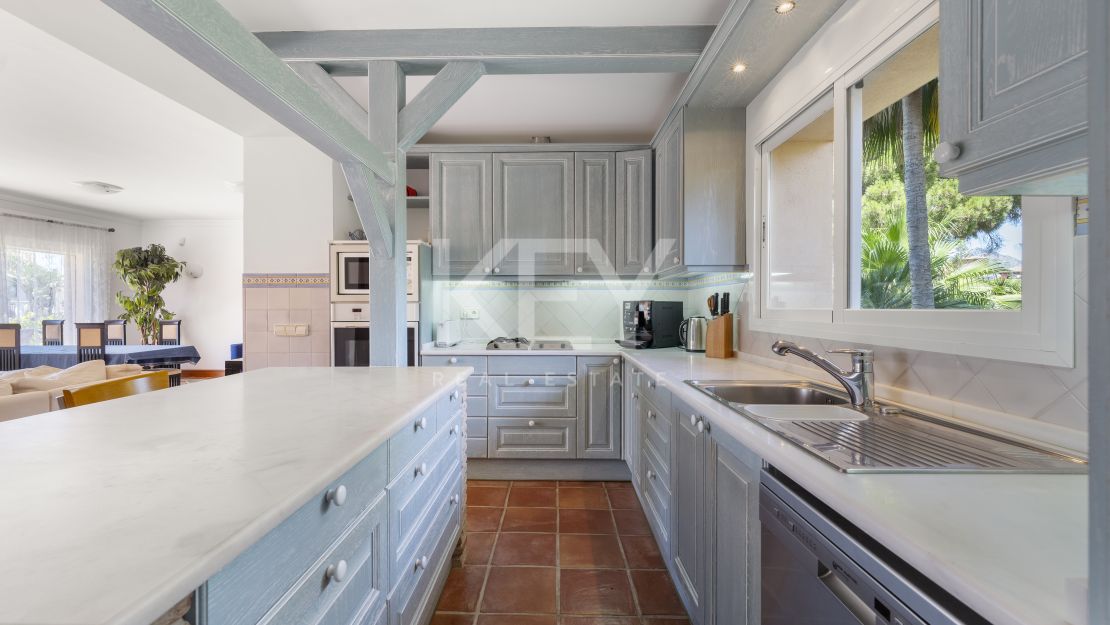 Beachside Luxury Seafront Villa with Montain Viewsin Benamara, Estepona