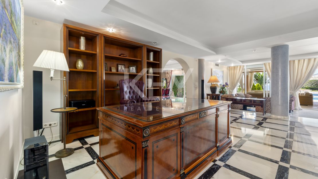 Beachside Luxury Seafront Villa with Montain Viewsin Benamara, Estepona