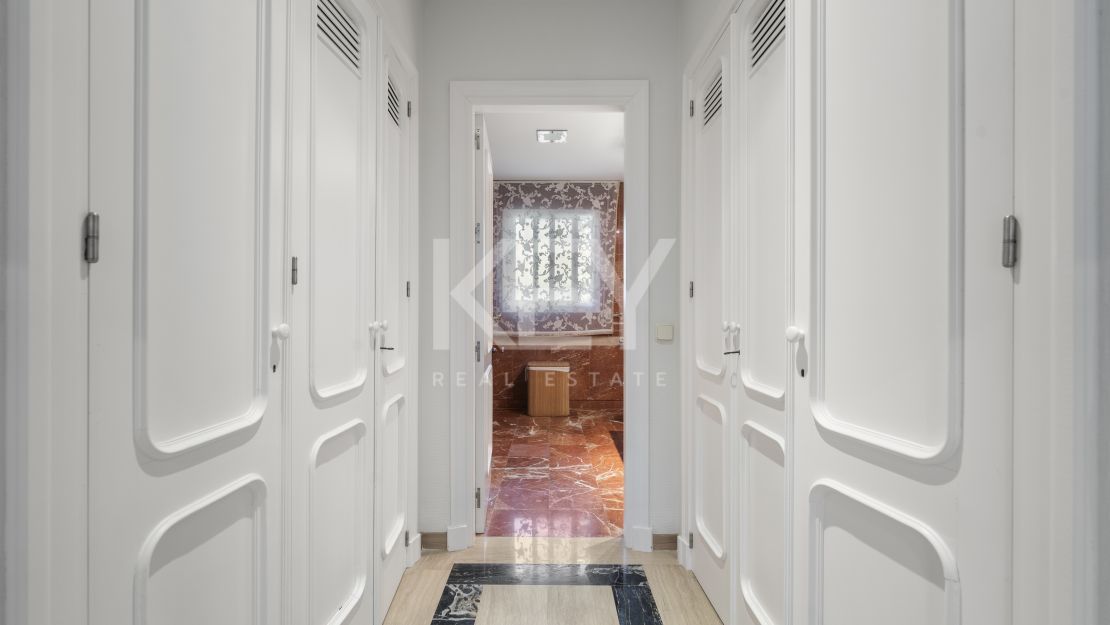 Beachside Luxury Seafront Villa with Montain Viewsin Benamara, Estepona