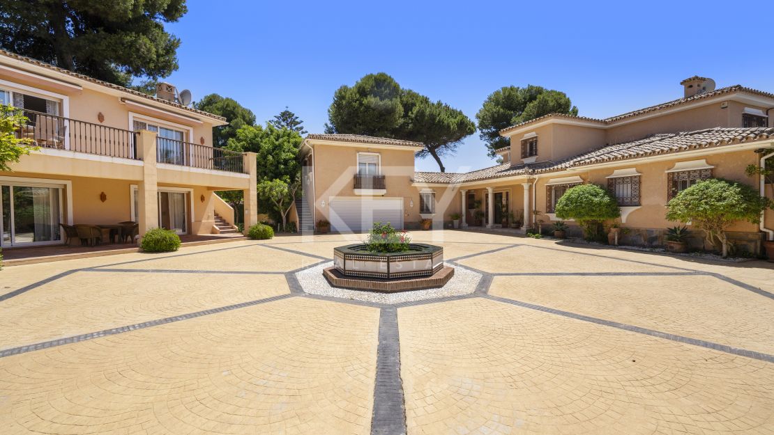 Beachside Luxury Seafront Villa with Montain Viewsin Benamara, Estepona