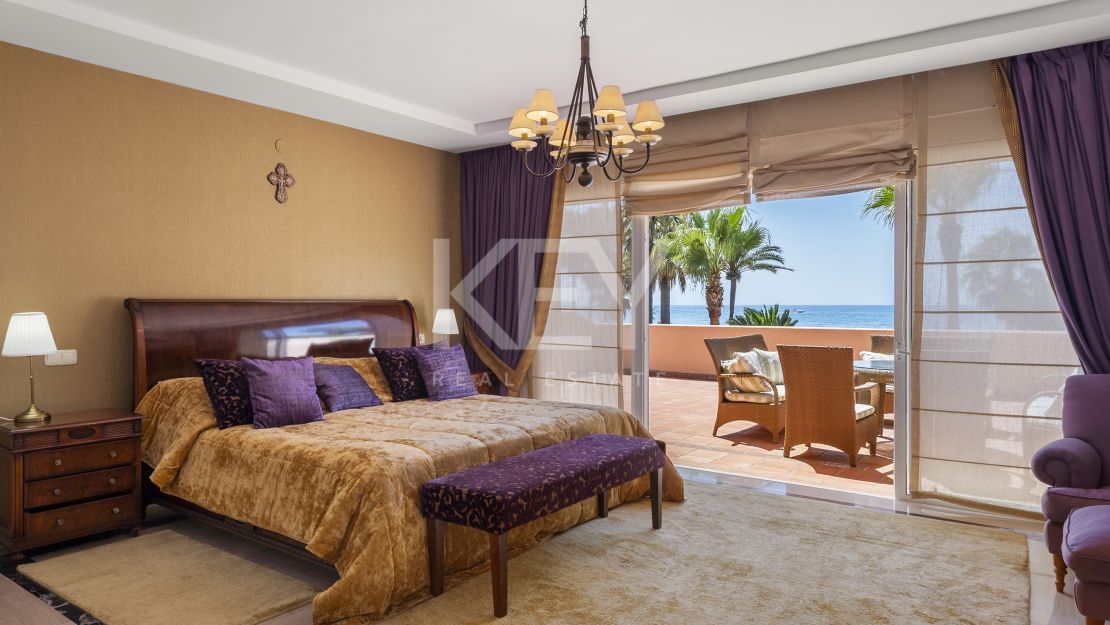 Beachside Luxury Seafront Villa with Montain Viewsin Benamara, Estepona