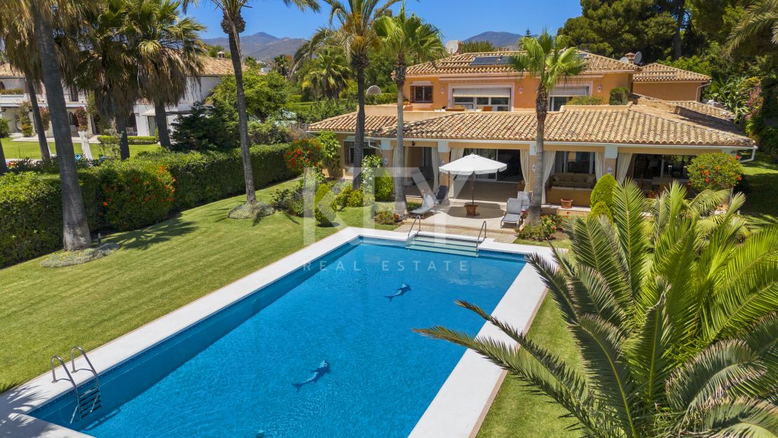 Beachside Luxury Seafront Villa with Montain Viewsin Benamara, Estepona