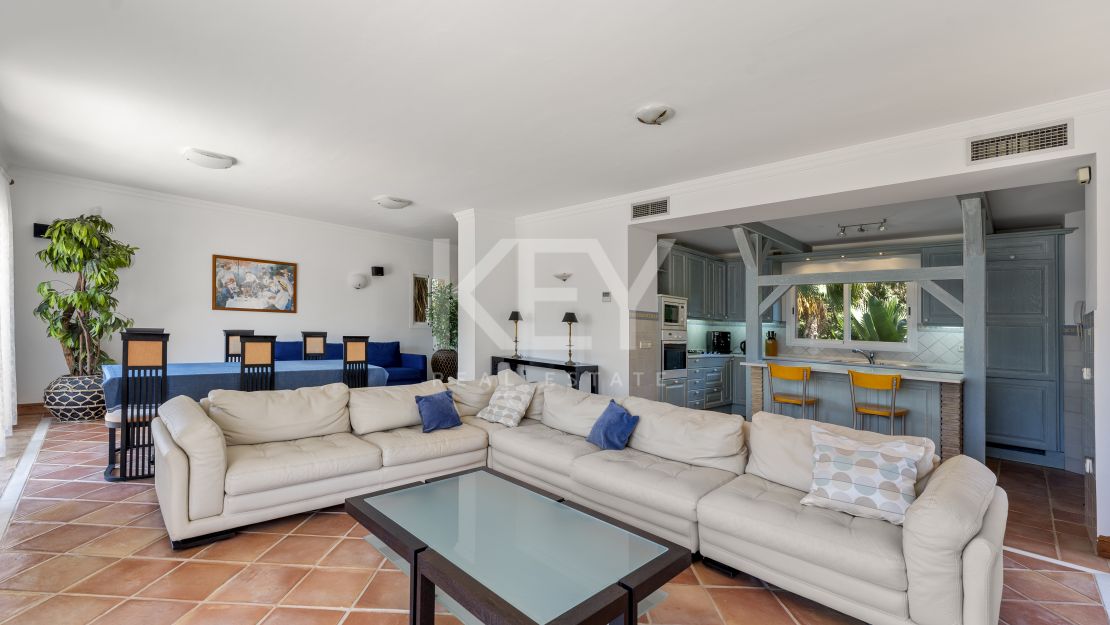 Beachside Luxury Seafront Villa with Montain Viewsin Benamara, Estepona