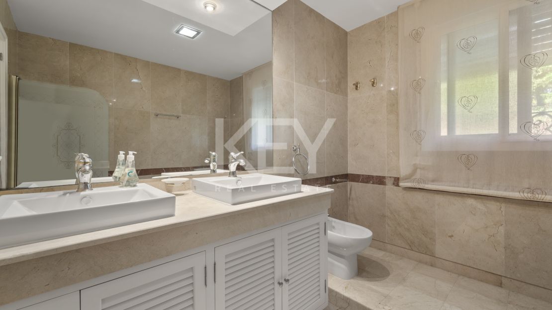 Beachside Luxury Seafront Villa with Montain Viewsin Benamara, Estepona