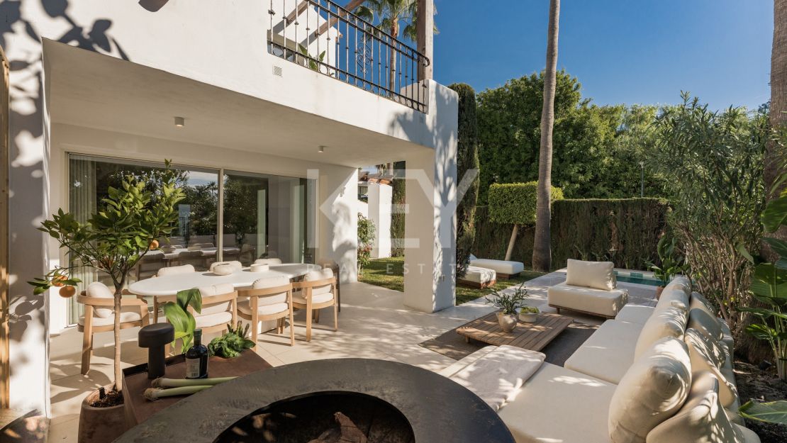 Luxury Semi detached Villa in Altos de Puente Romano – Marbella Golden Mile