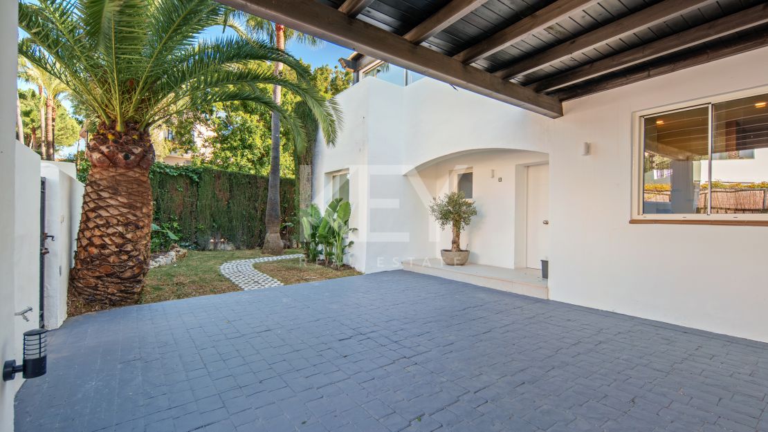 Luxury Semi detached Villa in Altos de Puente Romano – Marbella Golden Mile