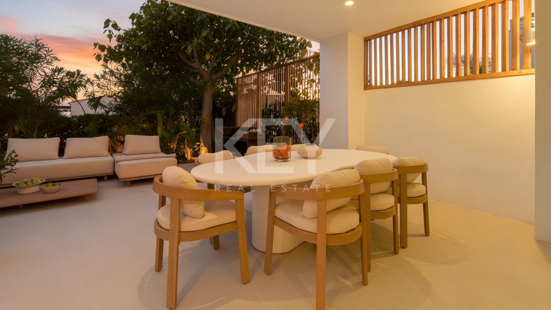 Luxury Semi detached Villa in Altos de Puente Romano – Marbella Golden Mile