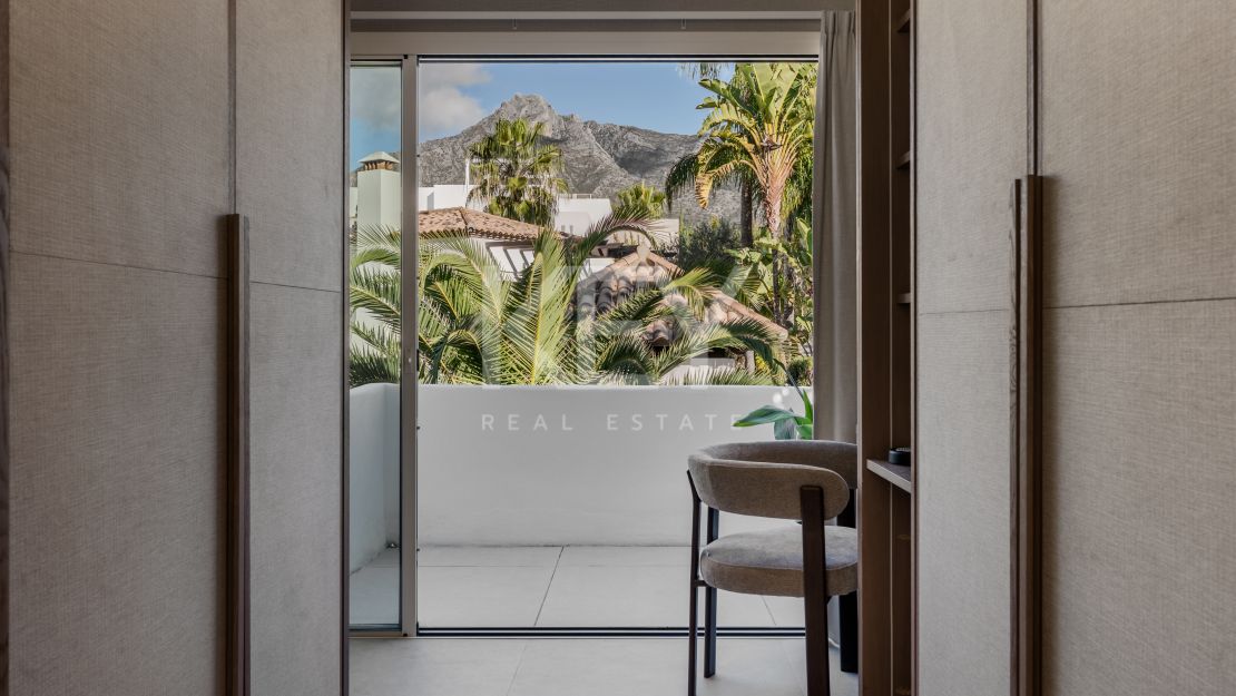 Luxury Semi detached Villa in Altos de Puente Romano – Marbella Golden Mile