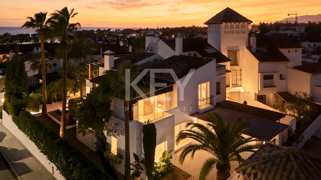 Luxury Semi detached Villa in Altos de Puente Romano – Marbella Golden Mile