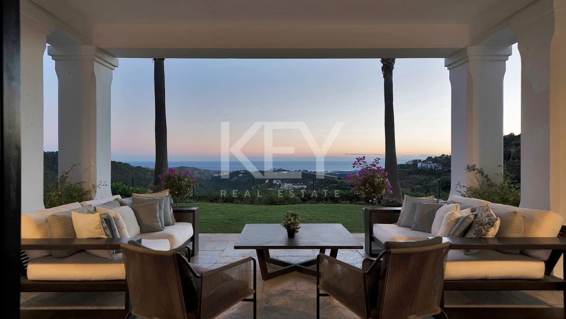 Stunning Andalusían-inspired Villa with Panoramic Sea and Mountain Views in Mone Mayor, Benahavis