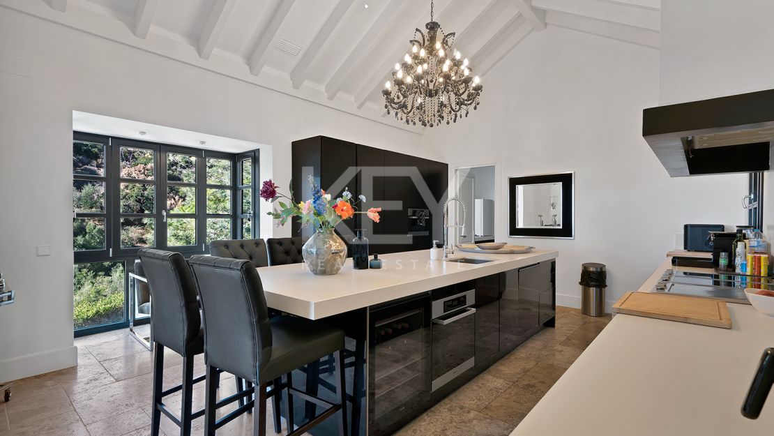Stunning Andalusían-inspired Villa with Panoramic Sea and Mountain Views in Mone Mayor, Benahavis