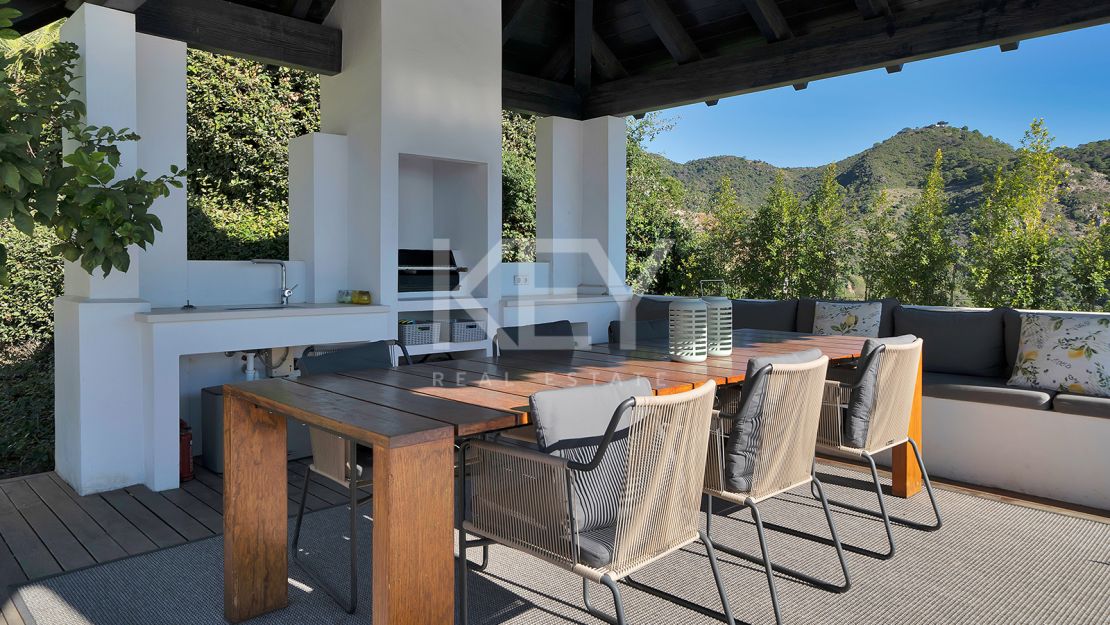 Stunning Andalusían-inspired Villa with Panoramic Sea and Mountain Views in Mone Mayor, Benahavis