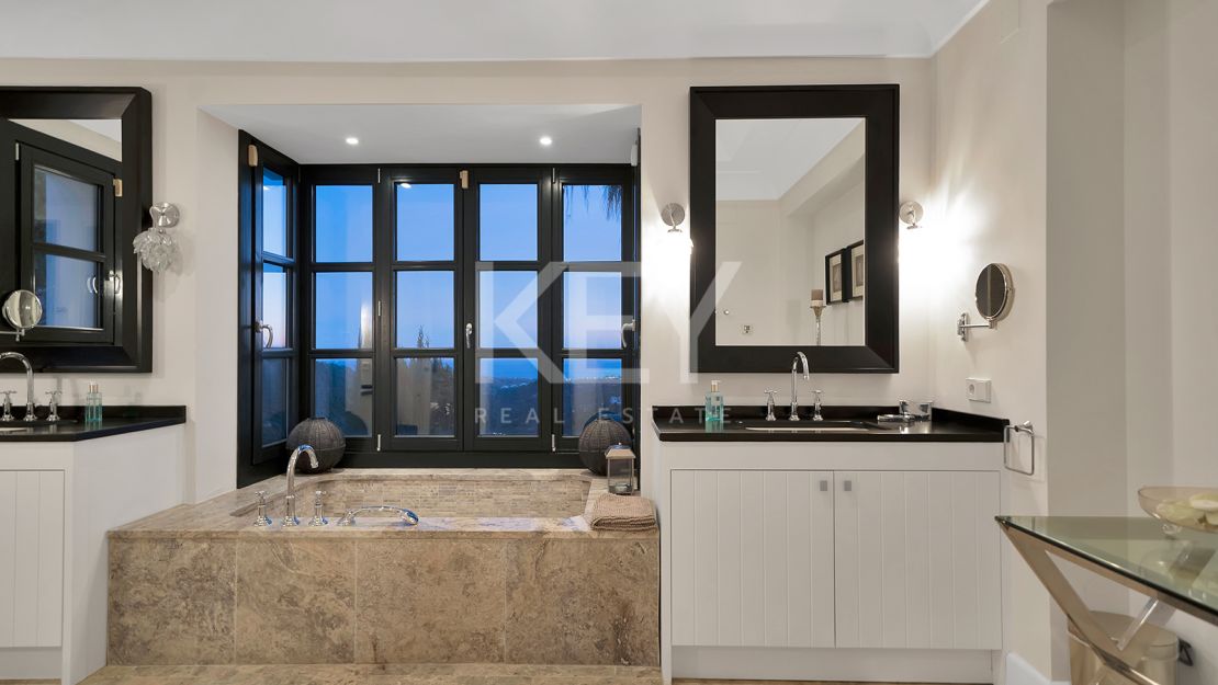 Stunning Andalusían-inspired Villa with Panoramic Sea and Mountain Views in Mone Mayor, Benahavis