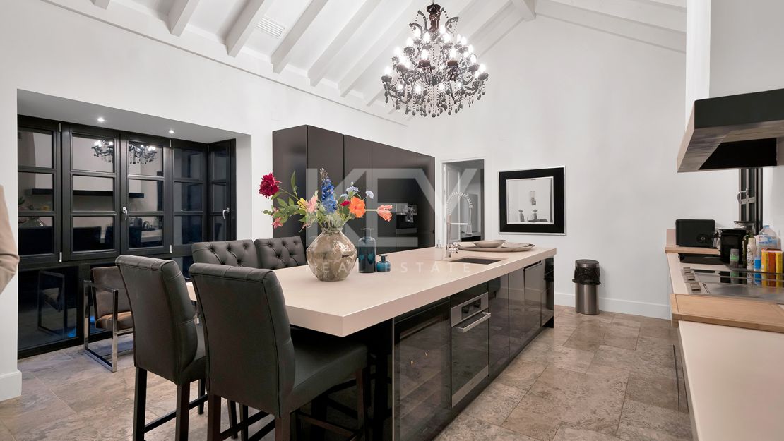 Stunning Andalusían-inspired Villa with Panoramic Sea and Mountain Views in Mone Mayor, Benahavis