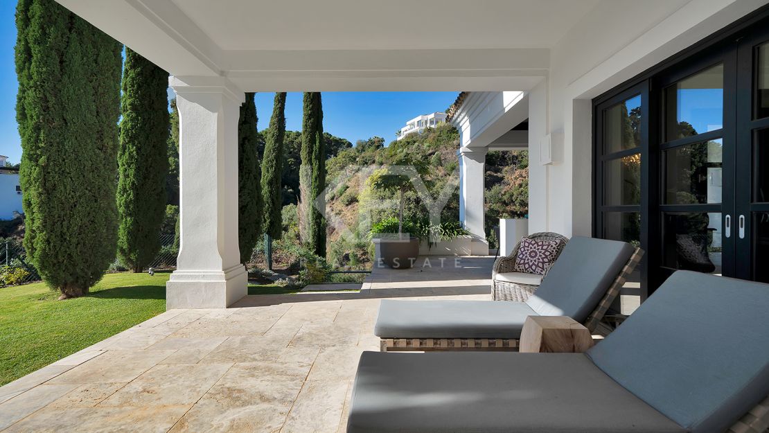 Stunning Andalusían-inspired Villa with Panoramic Sea and Mountain Views in Mone Mayor, Benahavis