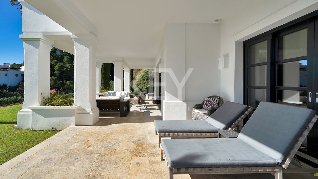 Stunning Andalusían-inspired Villa with Panoramic Sea and Mountain Views in Mone Mayor, Benahavis