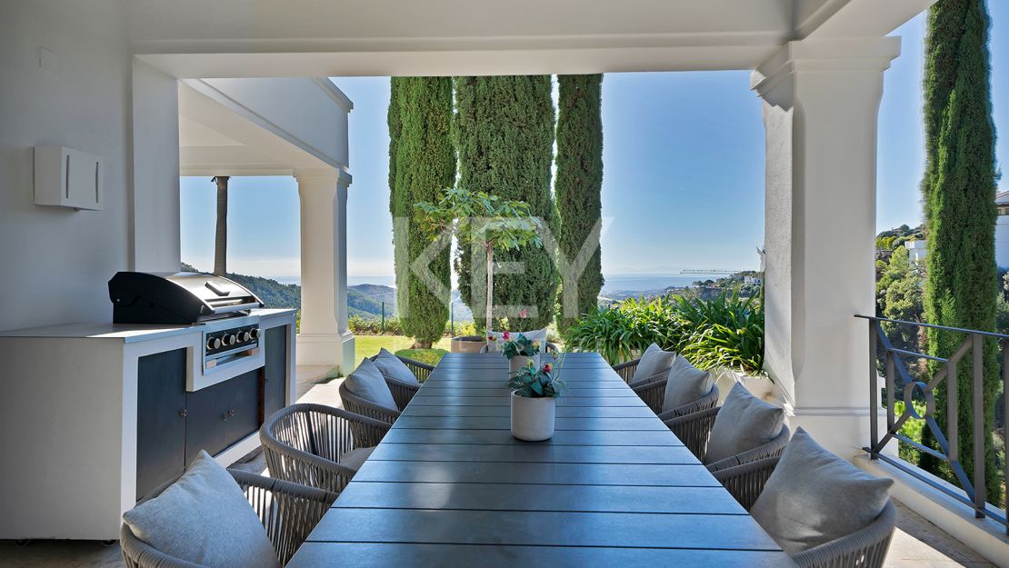 Stunning Andalusían-inspired Villa with Panoramic Sea and Mountain Views in Mone Mayor, Benahavis