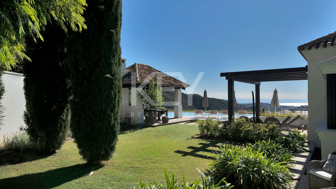 Stunning Andalusían-inspired Villa with Panoramic Sea and Mountain Views in Mone Mayor, Benahavis