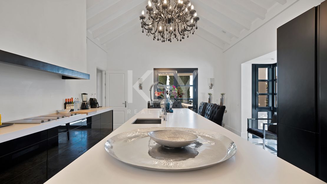 Stunning Andalusían-inspired Villa with Panoramic Sea and Mountain Views in Mone Mayor, Benahavis