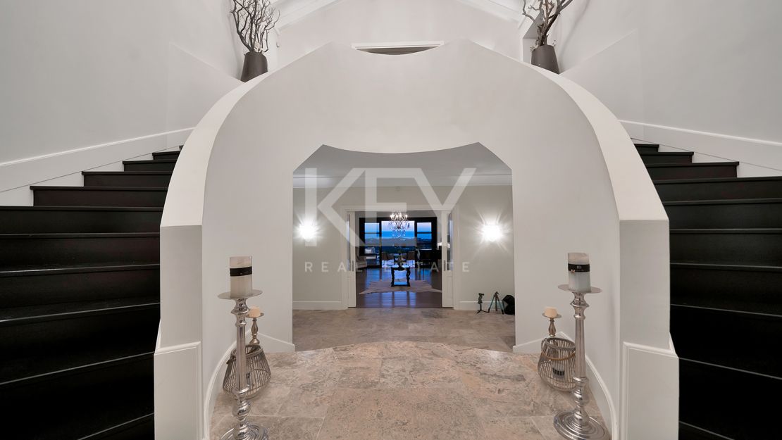 Stunning Andalusían-inspired Villa with Panoramic Sea and Mountain Views in Mone Mayor, Benahavis