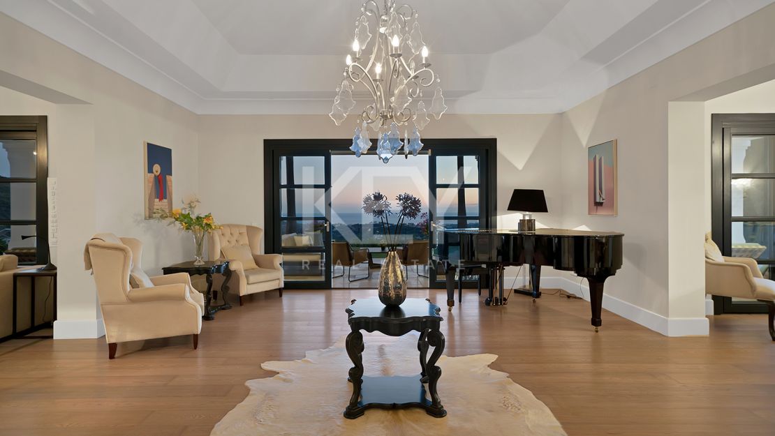 Stunning Andalusían-inspired Villa with Panoramic Sea and Mountain Views in Mone Mayor, Benahavis