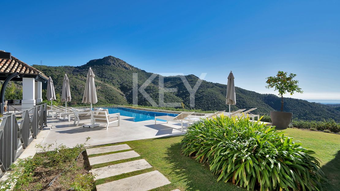 Stunning Andalusían-inspired Villa with Panoramic Sea and Mountain Views in Mone Mayor, Benahavis