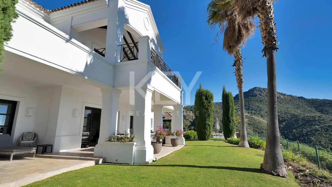 Stunning Andalusían-inspired Villa with Panoramic Sea and Mountain Views in Mone Mayor, Benahavis