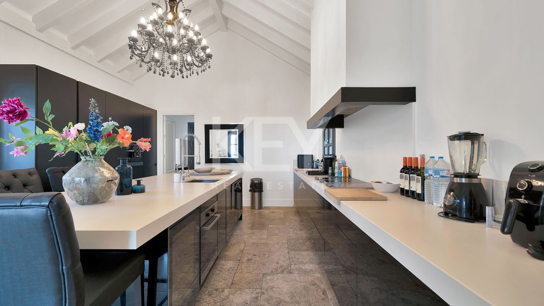 Stunning Andalusían-inspired Villa with Panoramic Sea and Mountain Views in Mone Mayor, Benahavis