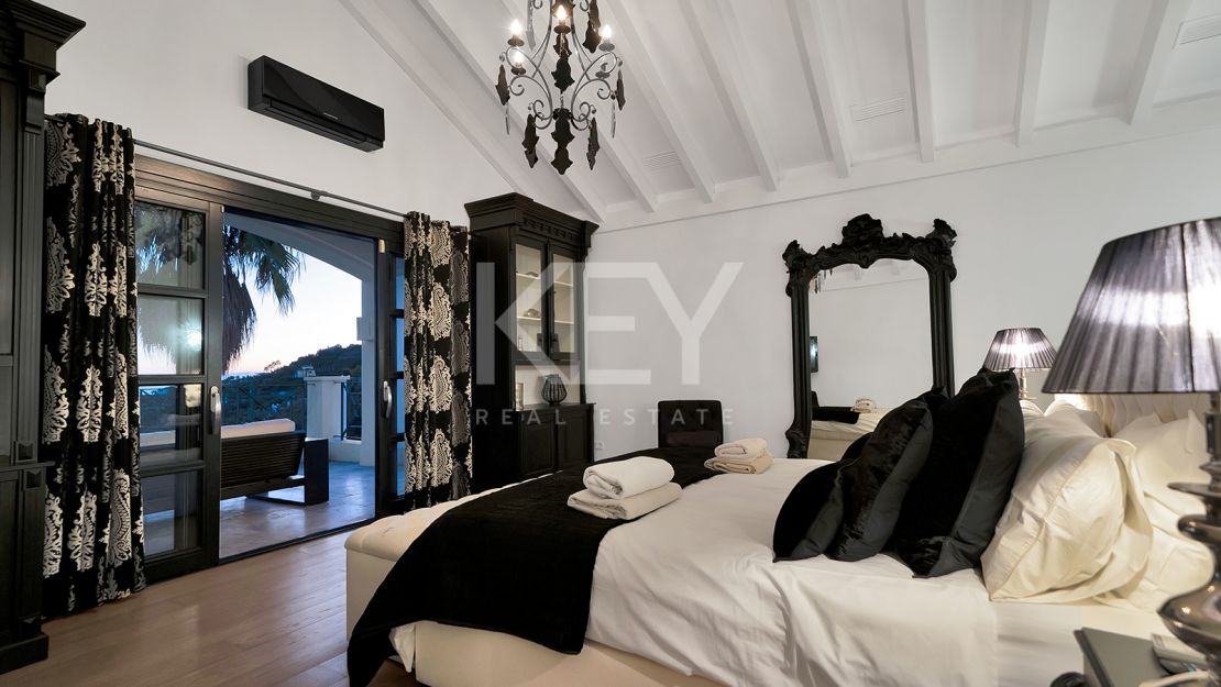 Stunning Andalusían-inspired Villa with Panoramic Sea and Mountain Views in Mone Mayor, Benahavis