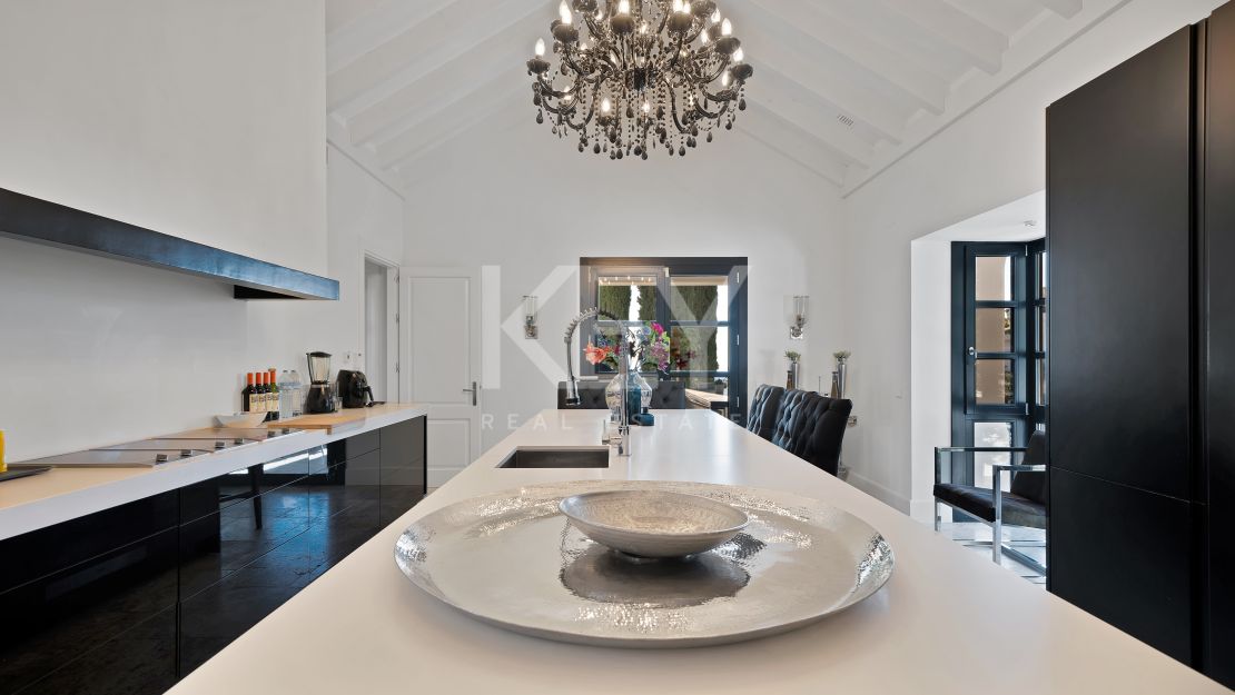 Stunning Andalusían-inspired Villa with Panoramic Sea and Mountain Views in Mone Mayor, Benahavis