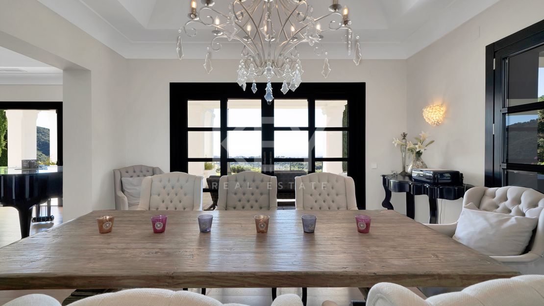 Stunning Andalusían-inspired Villa with Panoramic Sea and Mountain Views in Mone Mayor, Benahavis