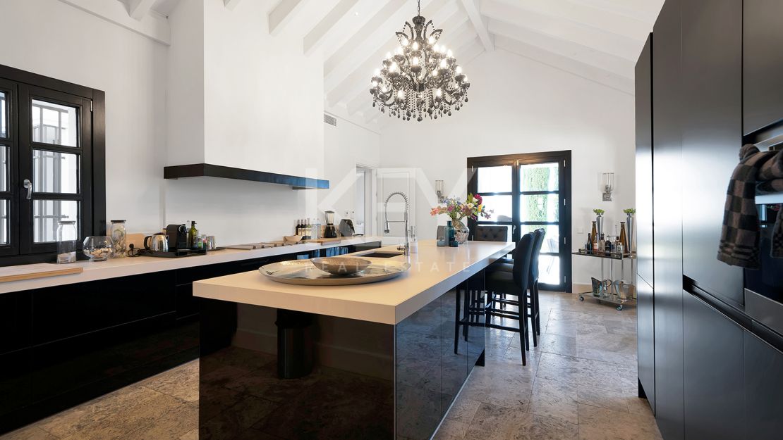 Stunning Andalusían-inspired Villa with Panoramic Sea and Mountain Views in Mone Mayor, Benahavis