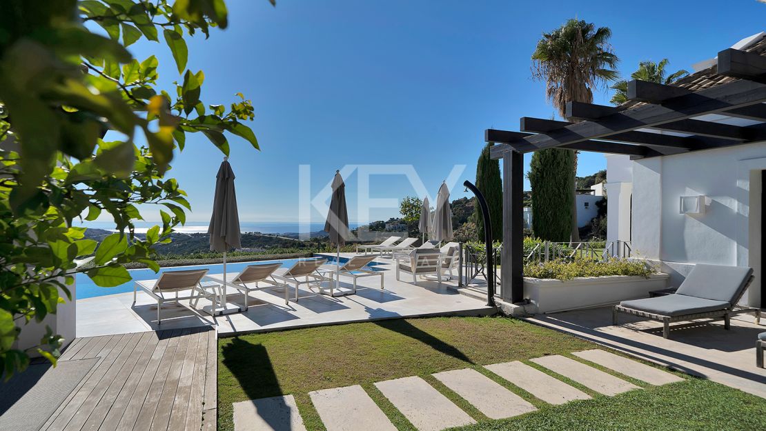 Stunning Andalusían-inspired Villa with Panoramic Sea and Mountain Views in Mone Mayor, Benahavis