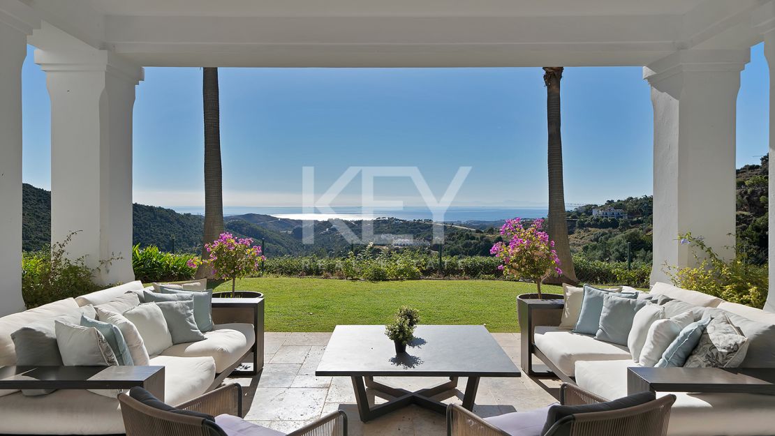 Stunning Andalusían-inspired Villa with Panoramic Sea and Mountain Views in Mone Mayor, Benahavis