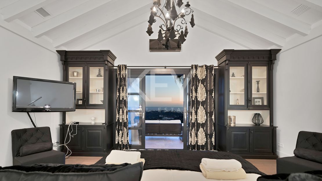 Stunning Andalusían-inspired Villa with Panoramic Sea and Mountain Views in Mone Mayor, Benahavis