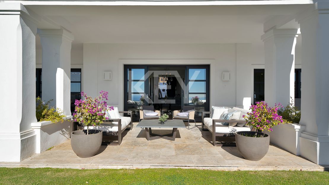 Stunning Andalusían-inspired Villa with Panoramic Sea and Mountain Views in Mone Mayor, Benahavis