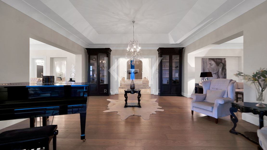 Stunning Andalusían-inspired Villa with Panoramic Sea and Mountain Views in Mone Mayor, Benahavis