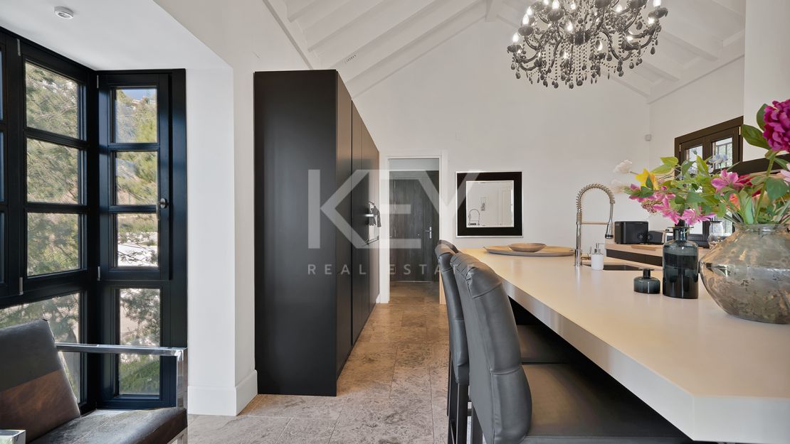 Stunning Andalusían-inspired Villa with Panoramic Sea and Mountain Views in Mone Mayor, Benahavis