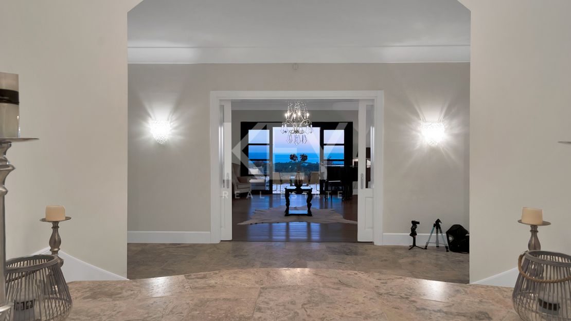 Stunning Andalusían-inspired Villa with Panoramic Sea and Mountain Views in Mone Mayor, Benahavis