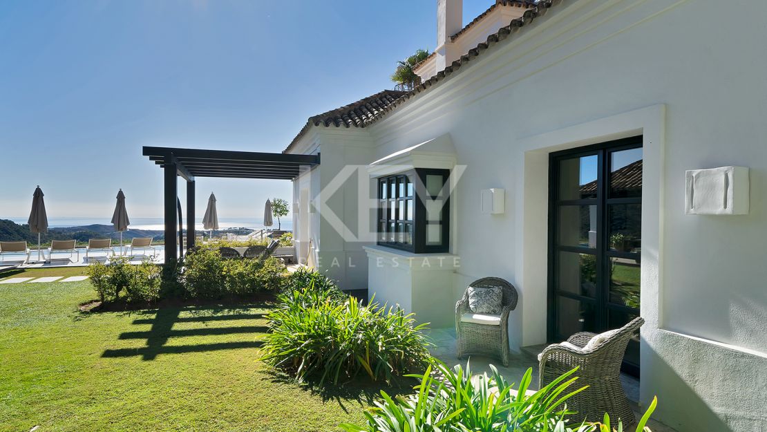 Stunning Andalusían-inspired Villa with Panoramic Sea and Mountain Views in Mone Mayor, Benahavis