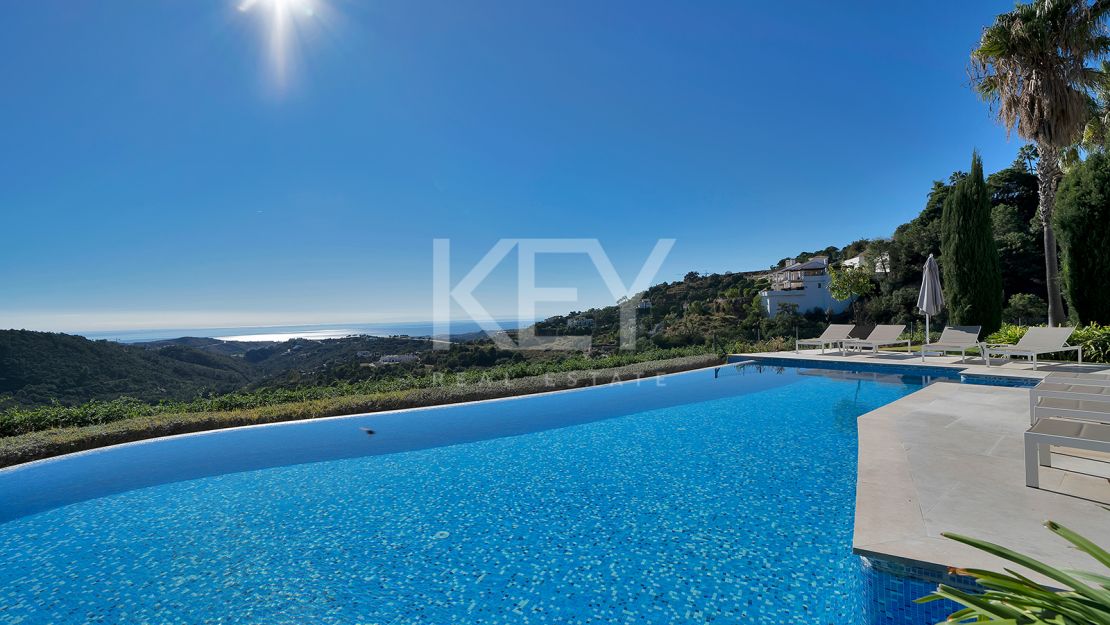 Stunning Andalusían-inspired Villa with Panoramic Sea and Mountain Views in Mone Mayor, Benahavis
