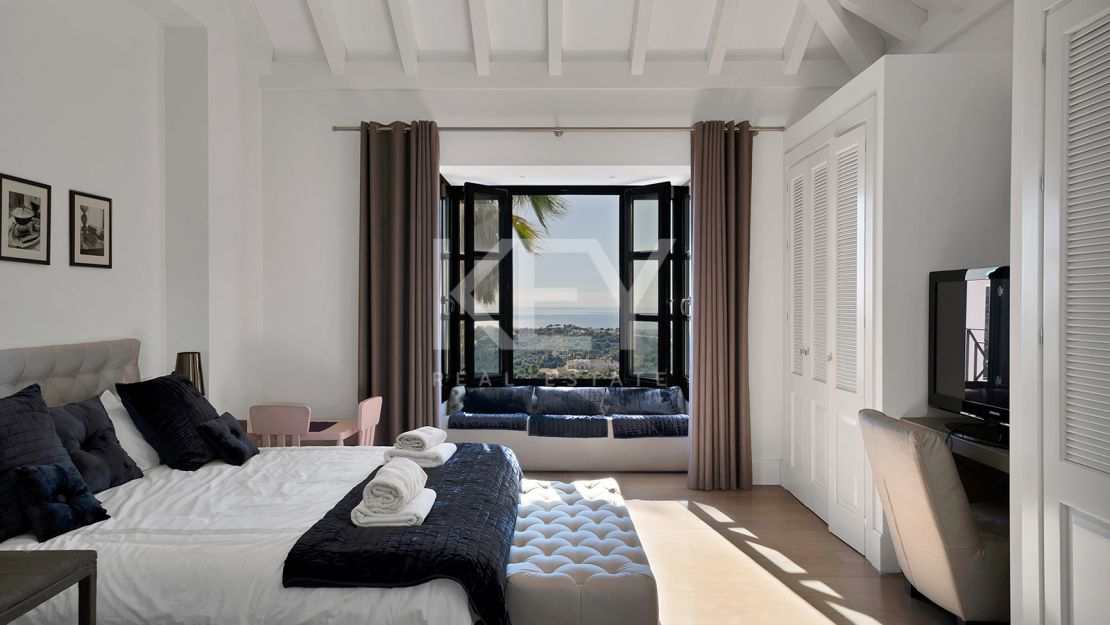 Stunning Andalusían-inspired Villa with Panoramic Sea and Mountain Views in Mone Mayor, Benahavis