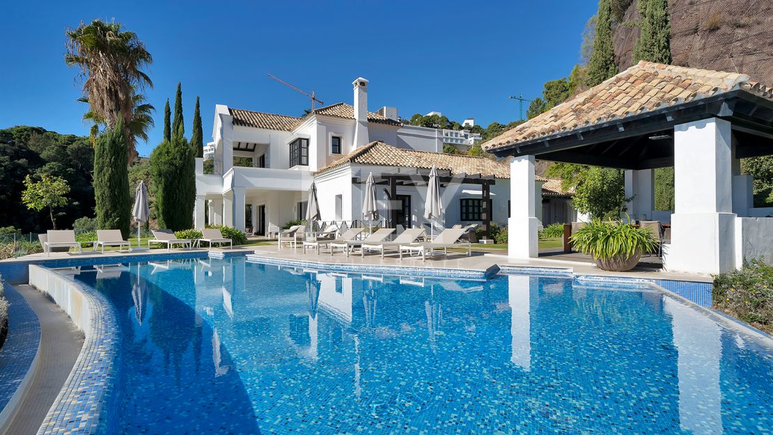 Stunning Andalusían-inspired Villa with Panoramic Sea and Mountain Views in Mone Mayor, Benahavis
