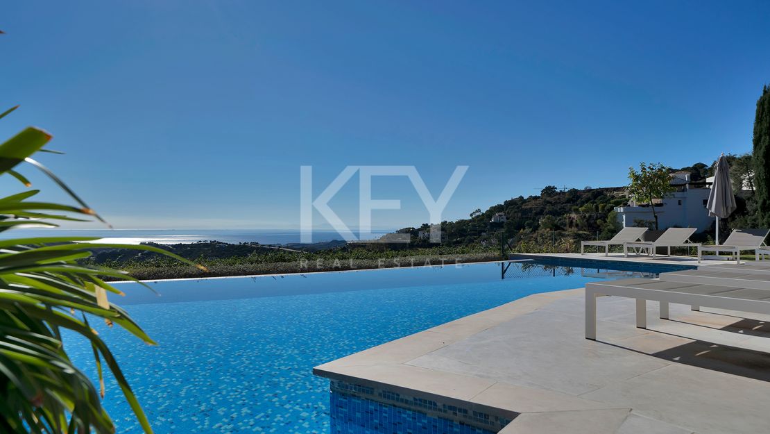 Stunning Andalusían-inspired Villa with Panoramic Sea and Mountain Views in Mone Mayor, Benahavis