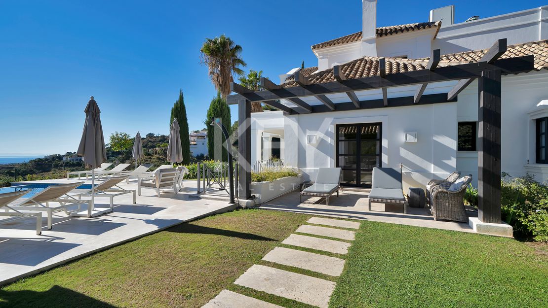 Stunning Andalusían-inspired Villa with Panoramic Sea and Mountain Views in Mone Mayor, Benahavis