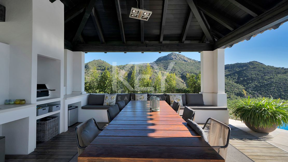 Stunning Andalusían-inspired Villa with Panoramic Sea and Mountain Views in Mone Mayor, Benahavis